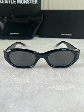 NWT GENTLE MONSTER Cat-eye Sunglasses in Black